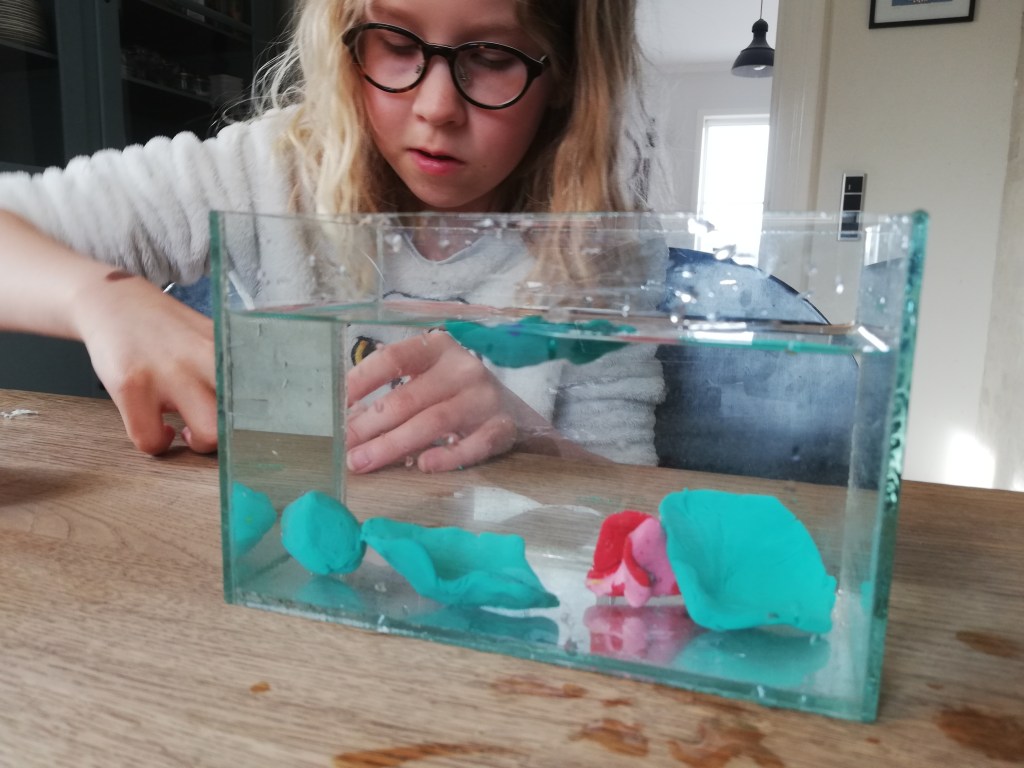 Et billede, der indeholder person, bord, indendørs, kvinde

Automatisk genereret beskrivelse